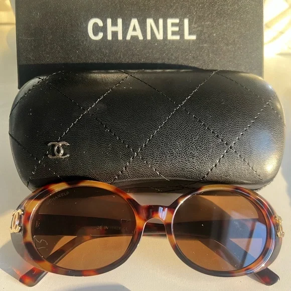 CHANEL brown tortoise shell polarized sunglasses with quilted leather arms CHANEL brown tortoise shell polarized sunglasses with  main image 4